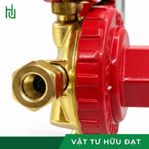 Mặt đồng hồ ra 2 kg/cm² và núm vặn chỉnh áp của YR-71